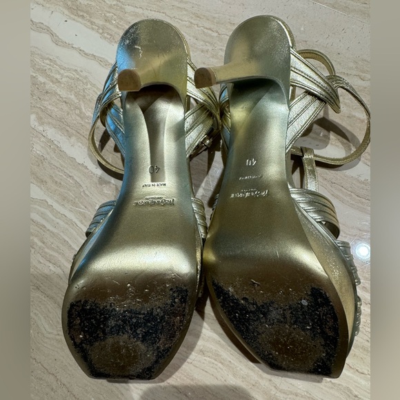 Yves Saint Laurent Gold Heels with dust bad…
Like new (worn 4 times) - Picture 2 of 3
